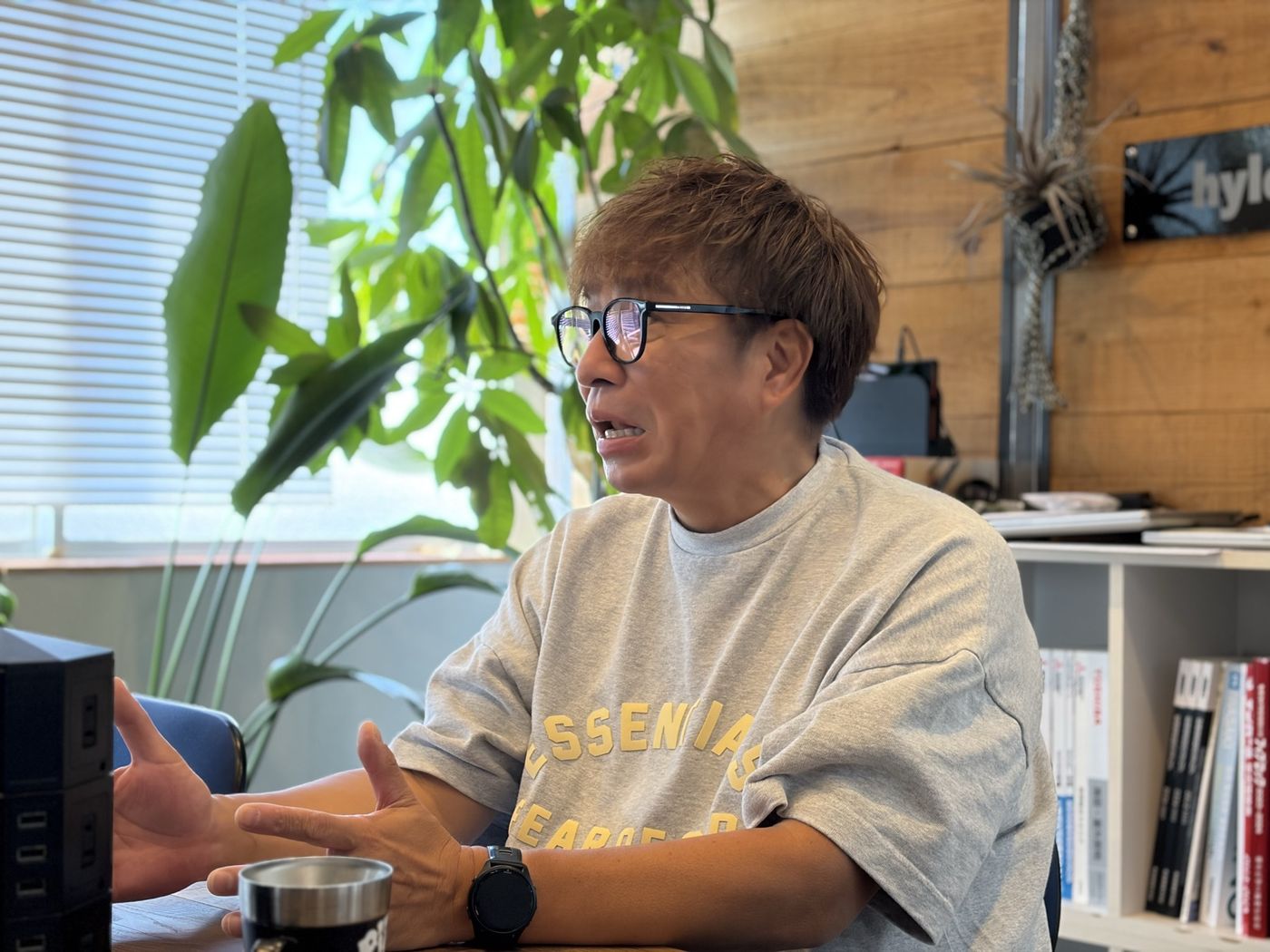 「仕事は人生で一番多い時間」と語る新谷社長