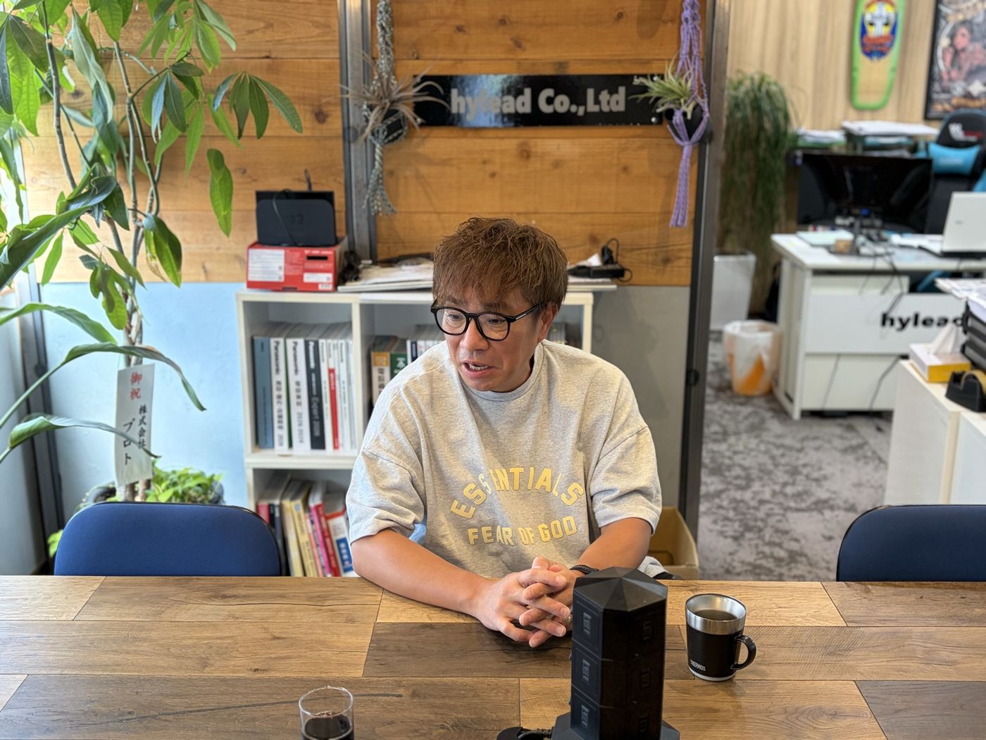 スタッフとの関係を「家族みたい」と語る