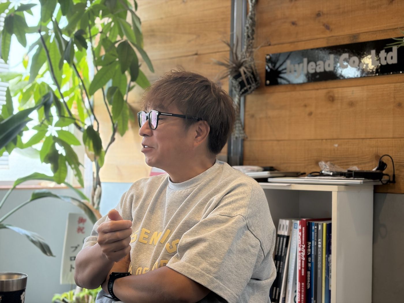 「人好きやから」と語る新谷社長